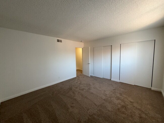 Building Photo - 2 Bedroom, 1 1/2 bathrooms property + Community with pool awaits!.