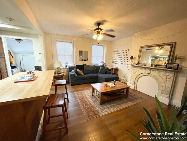 Building Photo - Five bed two bath near NEU...