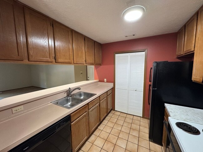 Building Photo - 8611 Scenicview Dr