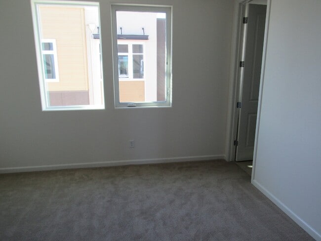 Building Photo - Stunning 3 Bed/3.5 Bath Townhome Walking Distance to BART