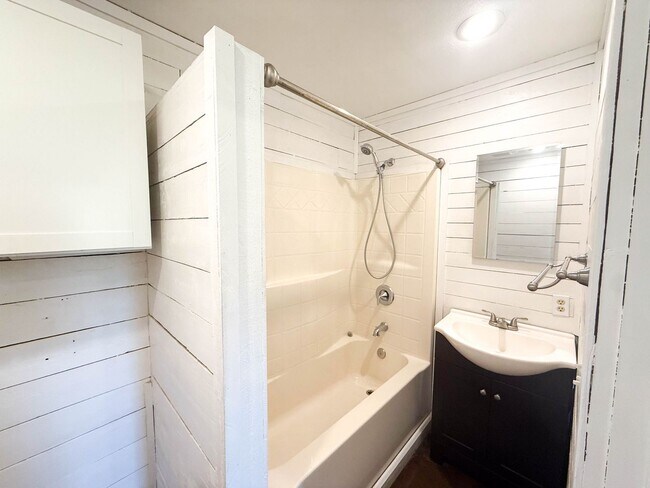 Building Photo - 1 Bed / 1 Bath - Single Family Home - Fantastic View!!