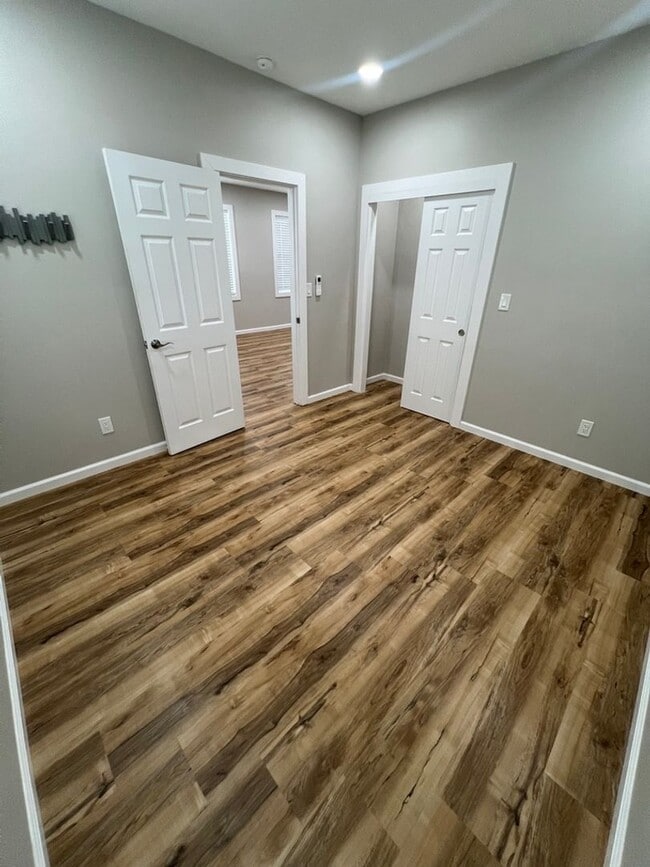 Building Photo - Split AC's In each room. Wet Bar. Spacious