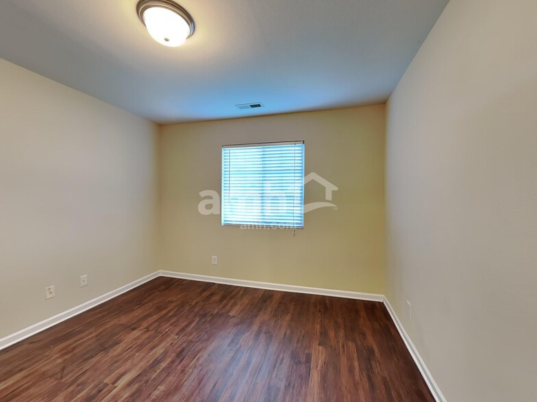 Building Photo - 107 Oak Knoll Dr