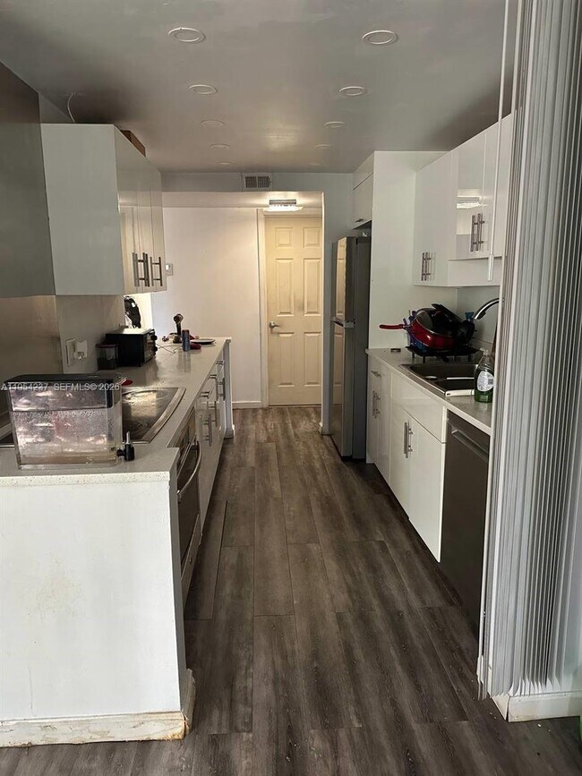 Building Photo - 3720 Inverrary Dr