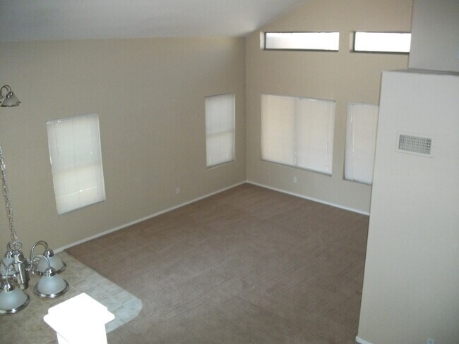 Building Photo - Spacious 4 bedroom, 2.5 bath