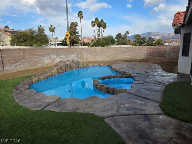 Building Photo - 5843 Berry Hill Ln