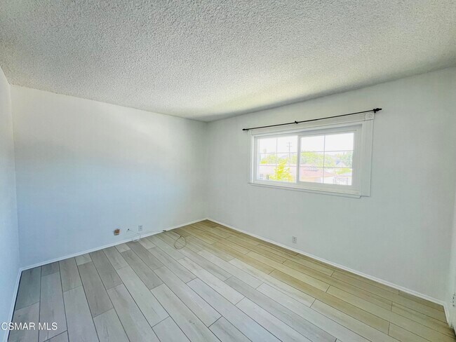 Building Photo - 1574 Norwich Ave