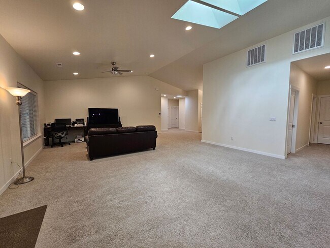 Building Photo - Spacious 4-bedroom Retreat