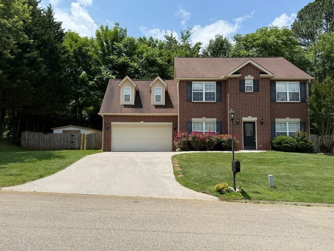 Building Photo - FARRAGUT: TWO STORY 3 BEDROOM, 2.5 BATH HO...