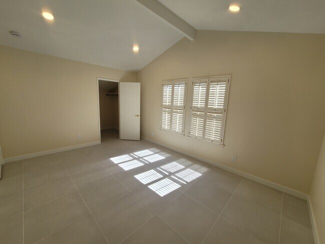 Building Photo - 462 Avenida Adobe