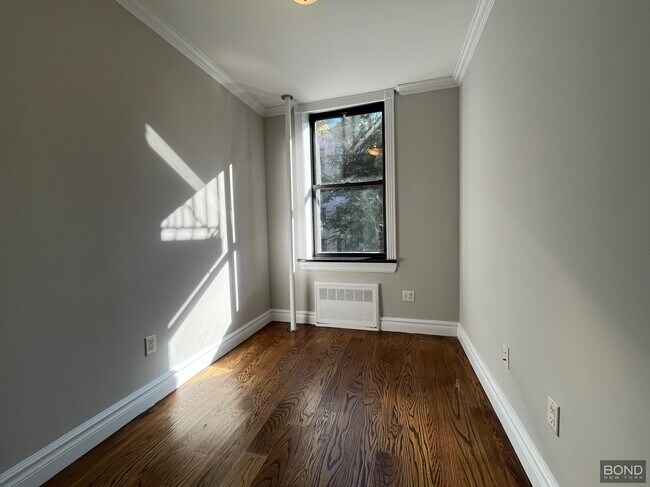 Building Photo - 424 E 9th St