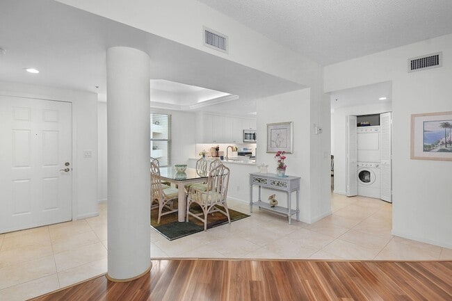 Building Photo - 221 NE Plantation Rd