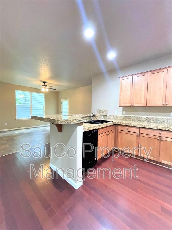 Building Photo - 3762 SE Oakleaf St