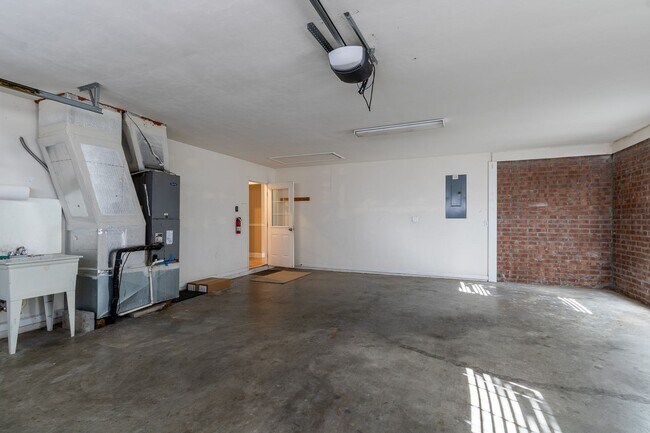 Building Photo - Charming 3BR/2BA Brick Home in the Heart o...