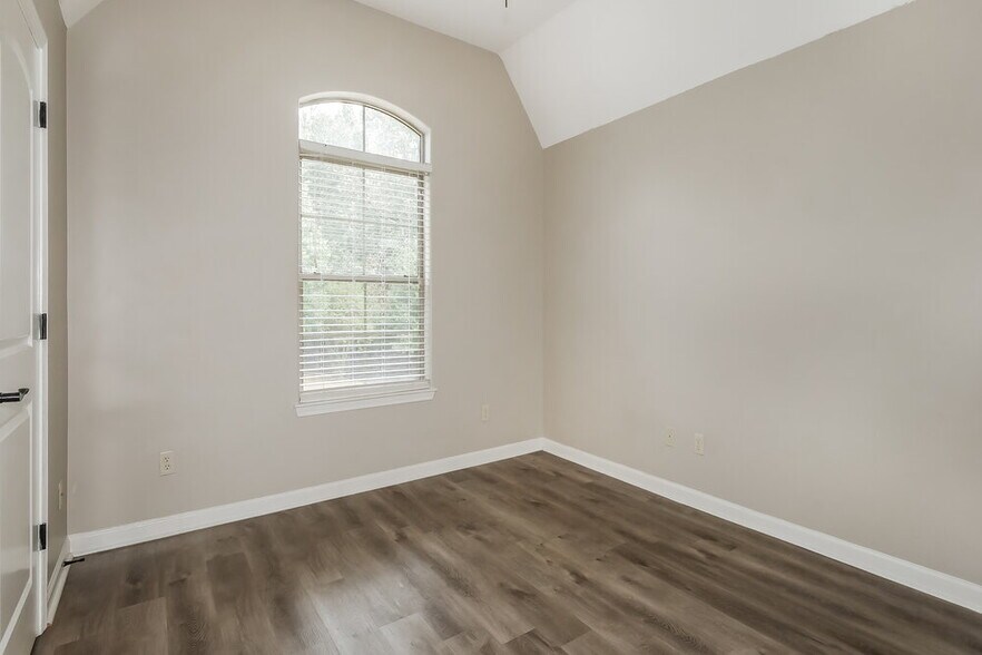 Building Photo - 5061 Thornebrook Cove
