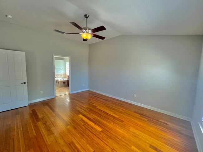 Building Photo - Gorgeous 4 Bed 2 Bath Home for Rent in Apo...