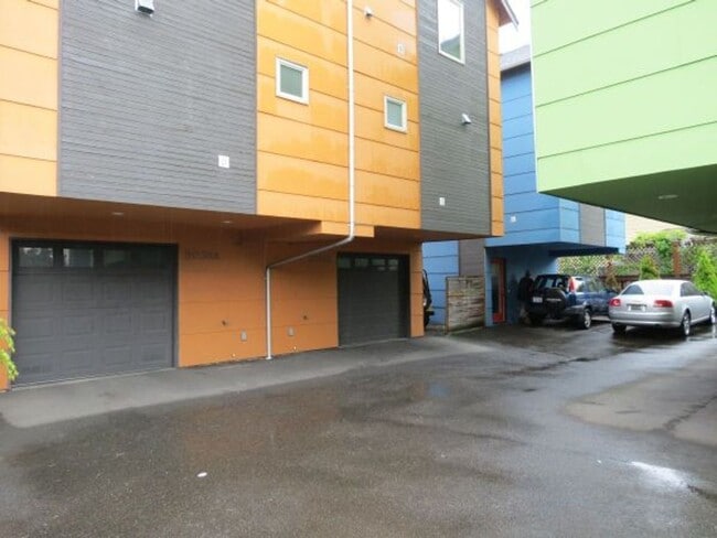 Building Photo - Beautiful 2 Bed Townhome Conveniently Located In Seattle!