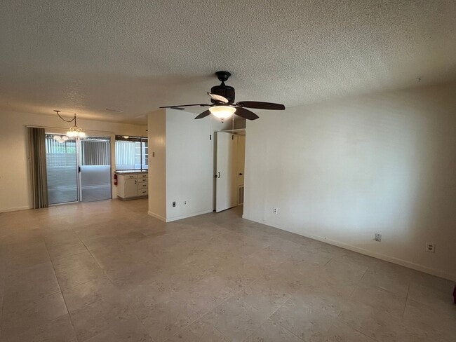Building Photo - Spacious 3 bed 1 bath plus bonus room! Pet friendly with nice size back yard