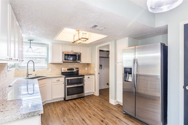 Building Photo - 4015 Postwood Dr