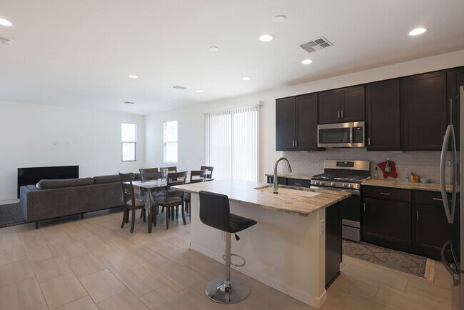 Building Photo - BEAUTIFUL 3 bed + LOFT