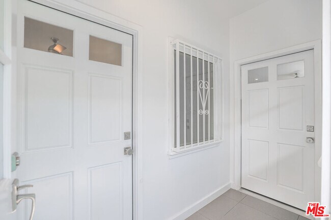 Building Photo - 31 Breeze Ave