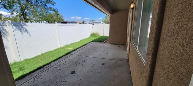 Building Photo - Spacious Duplex in Autumn Glen Subdivision