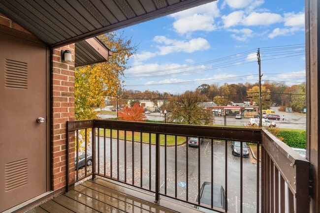 Building Photo - Open Concept and Renovated Top Level Condo. Close to BWI, Ft. Meade & NSA