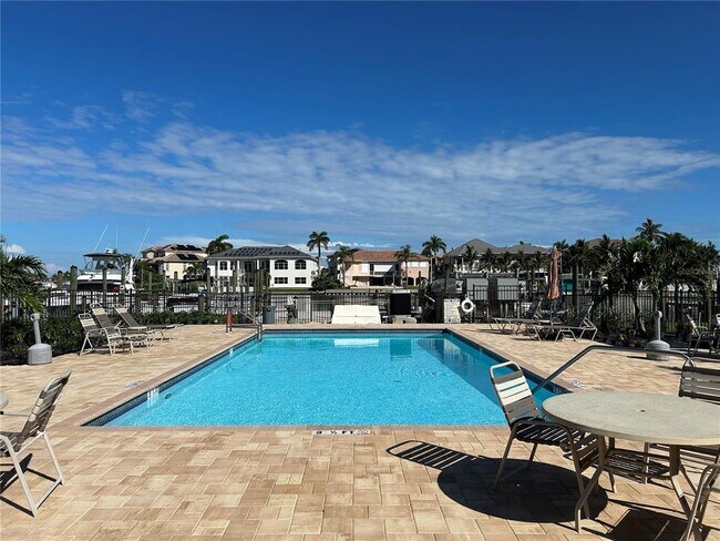 Building Photo - 2775 Kipps Colony Dr S