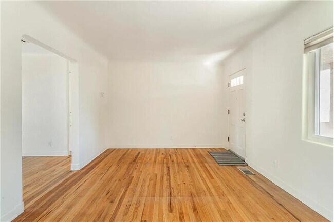 Building Photo - 1109 Lafayette Dr NE