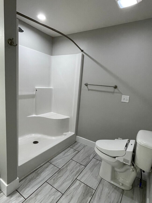 Building Photo - Built in 2020! 3 Bed 2 Bath w/ FENCE and UF Walk Out Basement