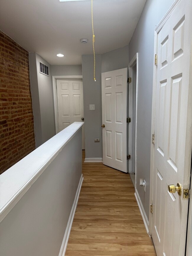 Building Photo - 2 bedrooms 2 bathrooms