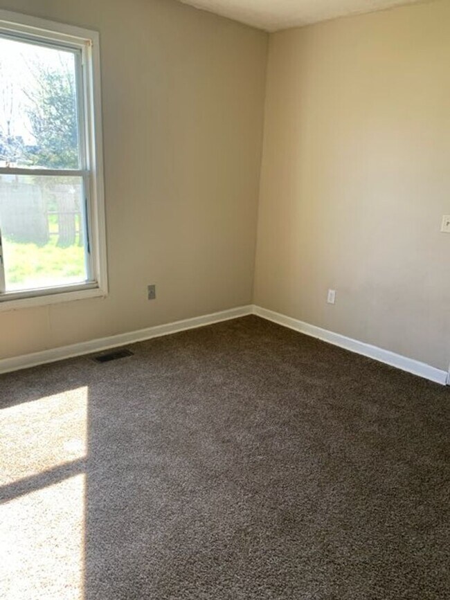 Building Photo - Spacious 4 Bedroom 2 bath house located ne...