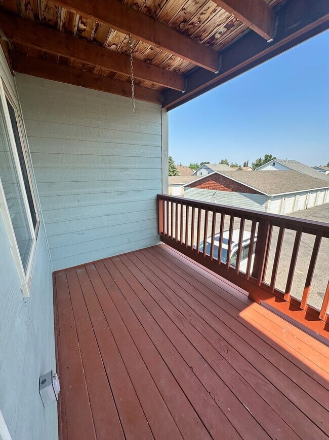 Building Photo - Lovely 2 bedroom 1.5 bath condo