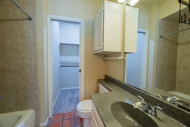 Building Photo - Robbins Place #208