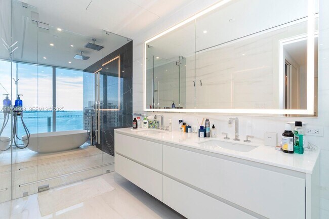 Building Photo - 300 Biscayne Blvd Way