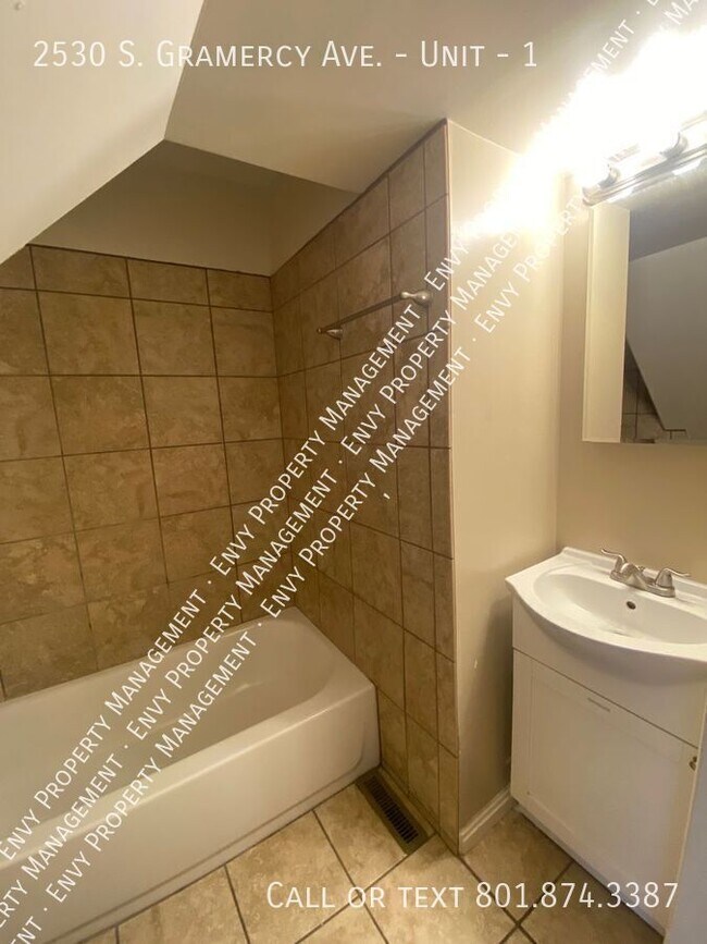 Building Photo - 2530 S Gramercy Ave