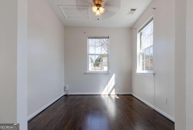 Building Photo - 317 W Oaks Trail