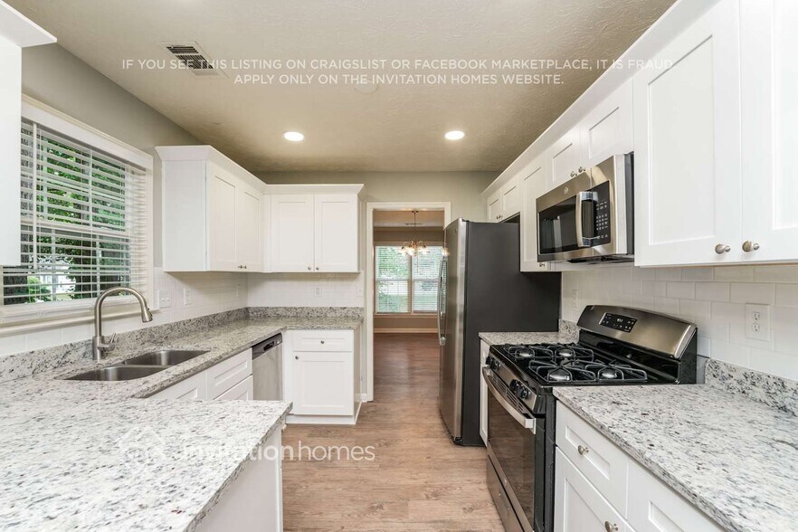 Building Photo - 2215 Valley Wood Dr