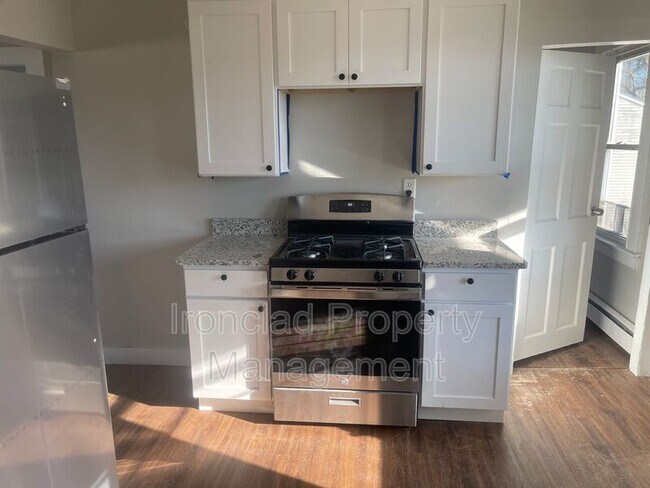 Building Photo - 27 Botsford St