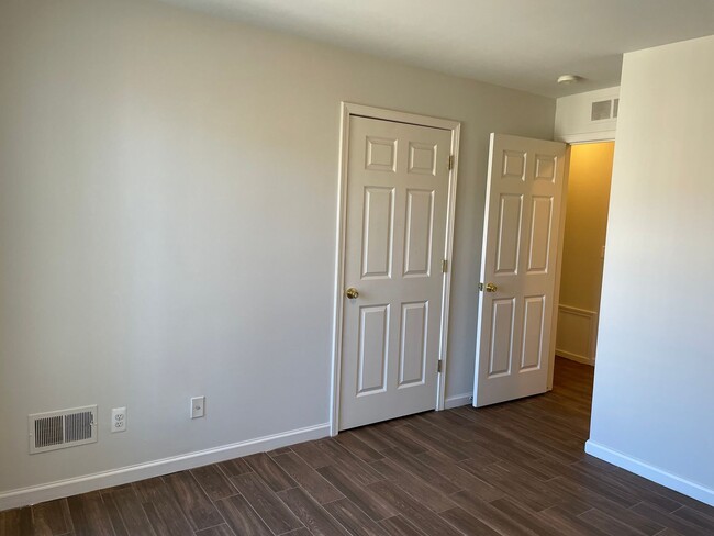 Building Photo - Shelby Twp 2-bedroom, 2-bath condo-style w...