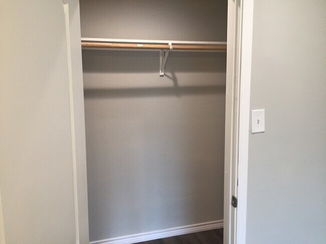 Building Photo - 407 N Carl St