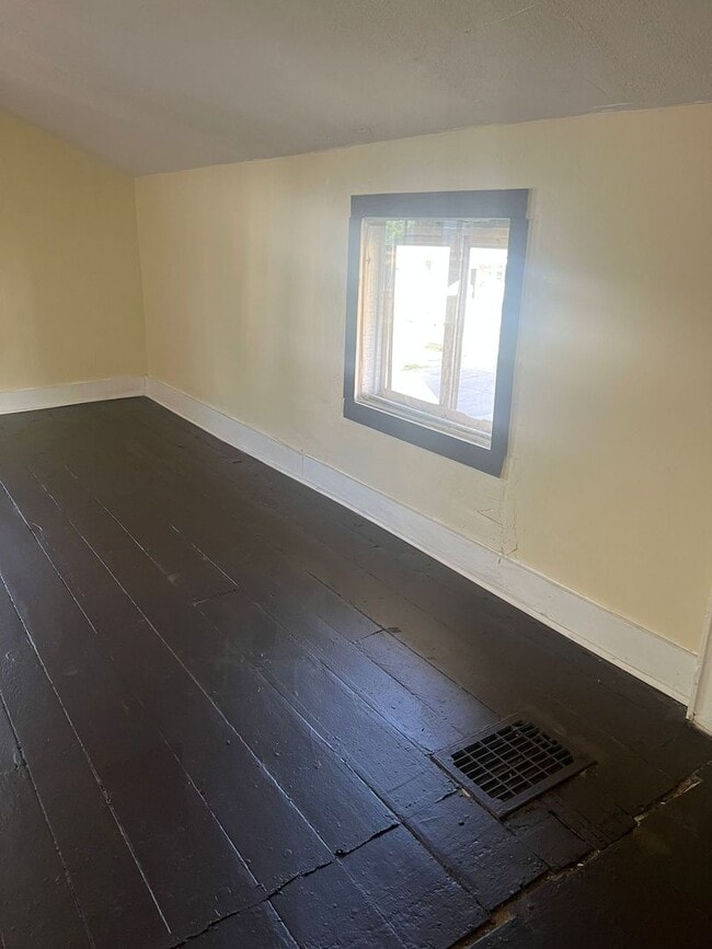 Building Photo - 3 bedroom house