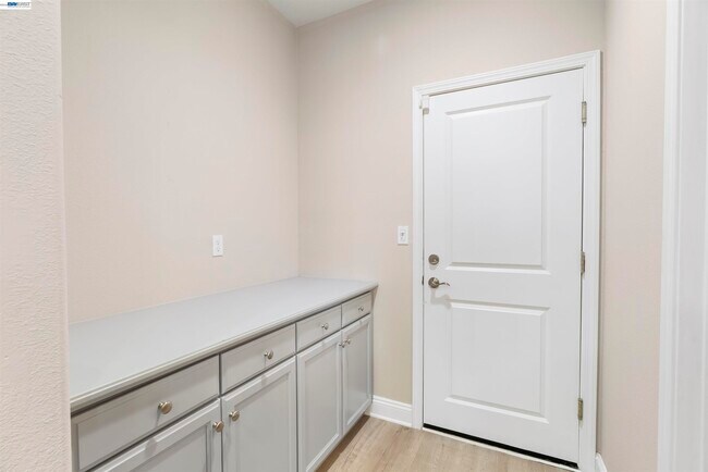 Building Photo - 967 Dainty Ave