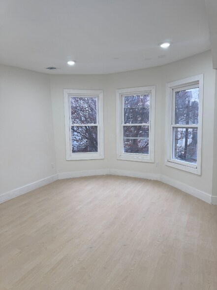 Building Photo - 466 Avon Ave