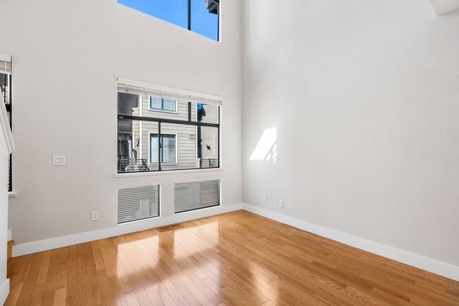 Building Photo - Modern 2BD/2BA Townhome w/ Private Yard, G...