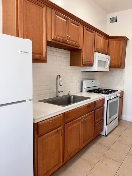 Building Photo - 3005 Main St