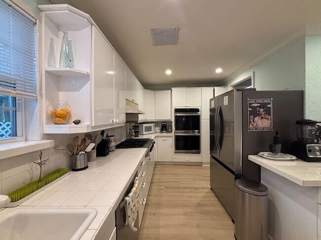 Building Photo - 519 28th St