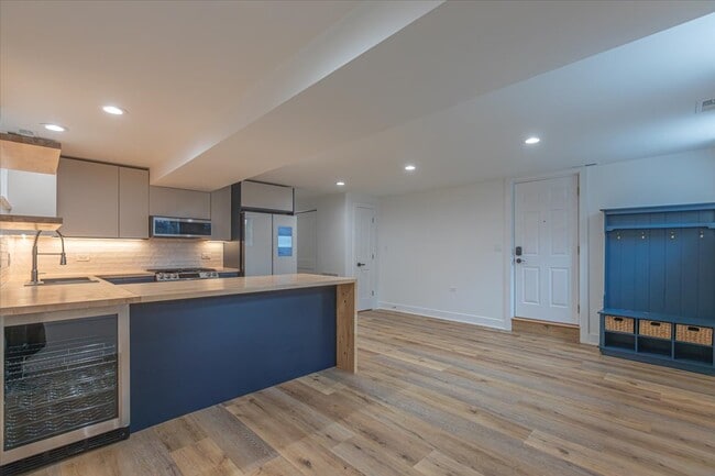 Building Photo - 1732 W Beach Ave