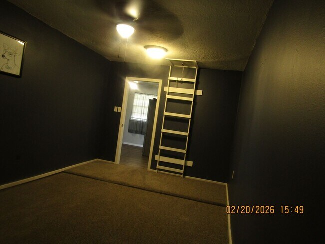 Building Photo - Great Home located close to Eisenhower Schools