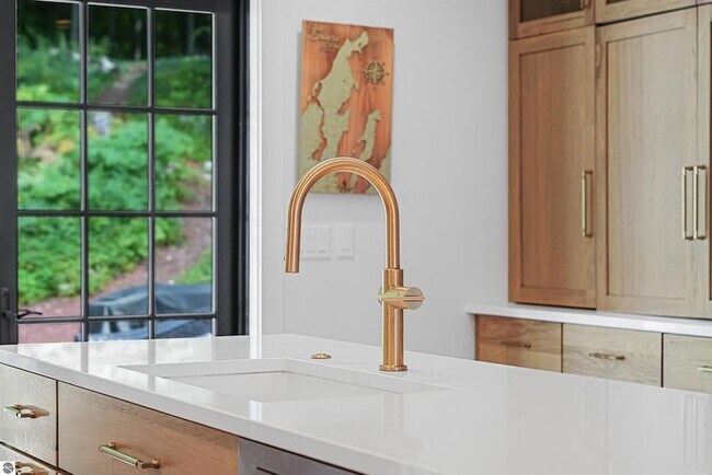 Building Photo - 7320 Peninsula Dr